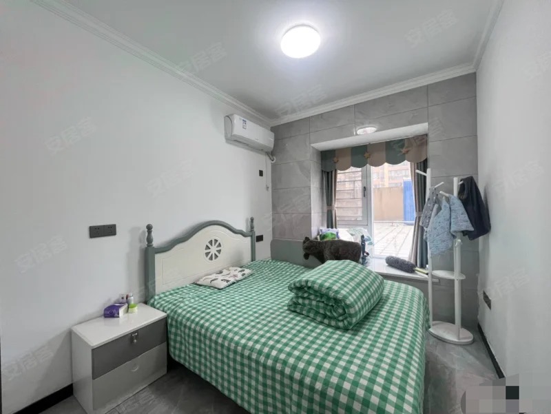 232，急售，新三中旁，元泰未来城，成色新，精装三房。边户，带大大大的露台，电梯好楼层，证满二