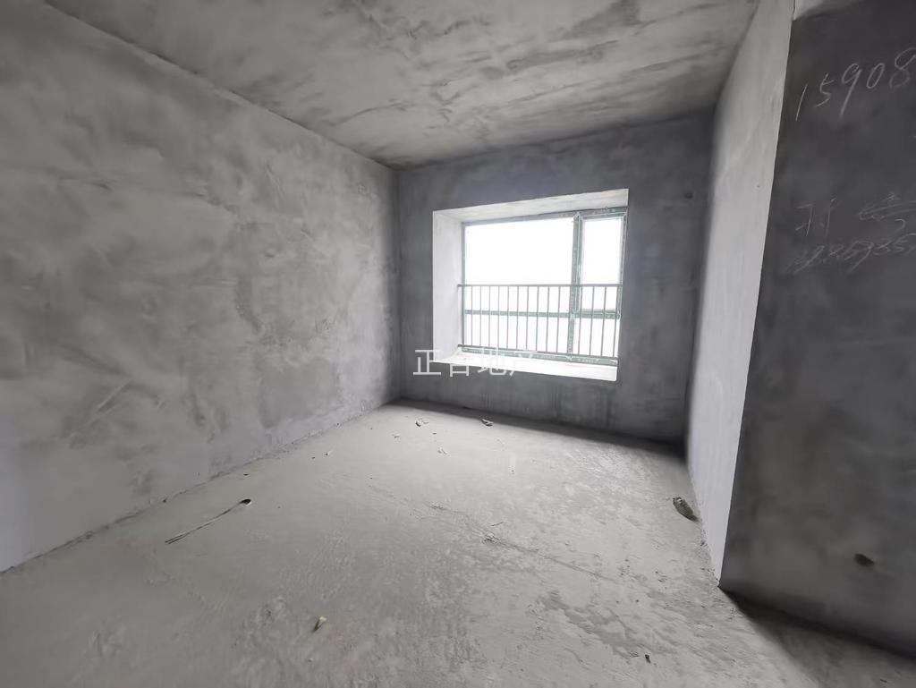 城南，元泰未来城B2区，电梯好楼层19楼，毛坯3房2卫，证满二