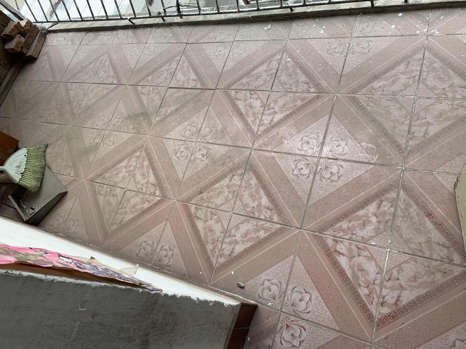 龙华山酒店东边20米处，五交化宿舍，70平，老证