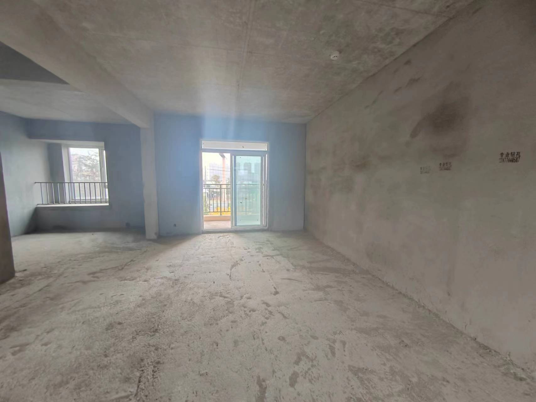 南国明珠.毛坯边户三房.南北通透.证件满二.还送车位哟.看房方便