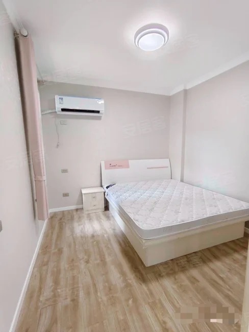 沔阳公园旁，新城壹号五期，电梯小高层，精装大三房，单价5400元，成色新，证件满二