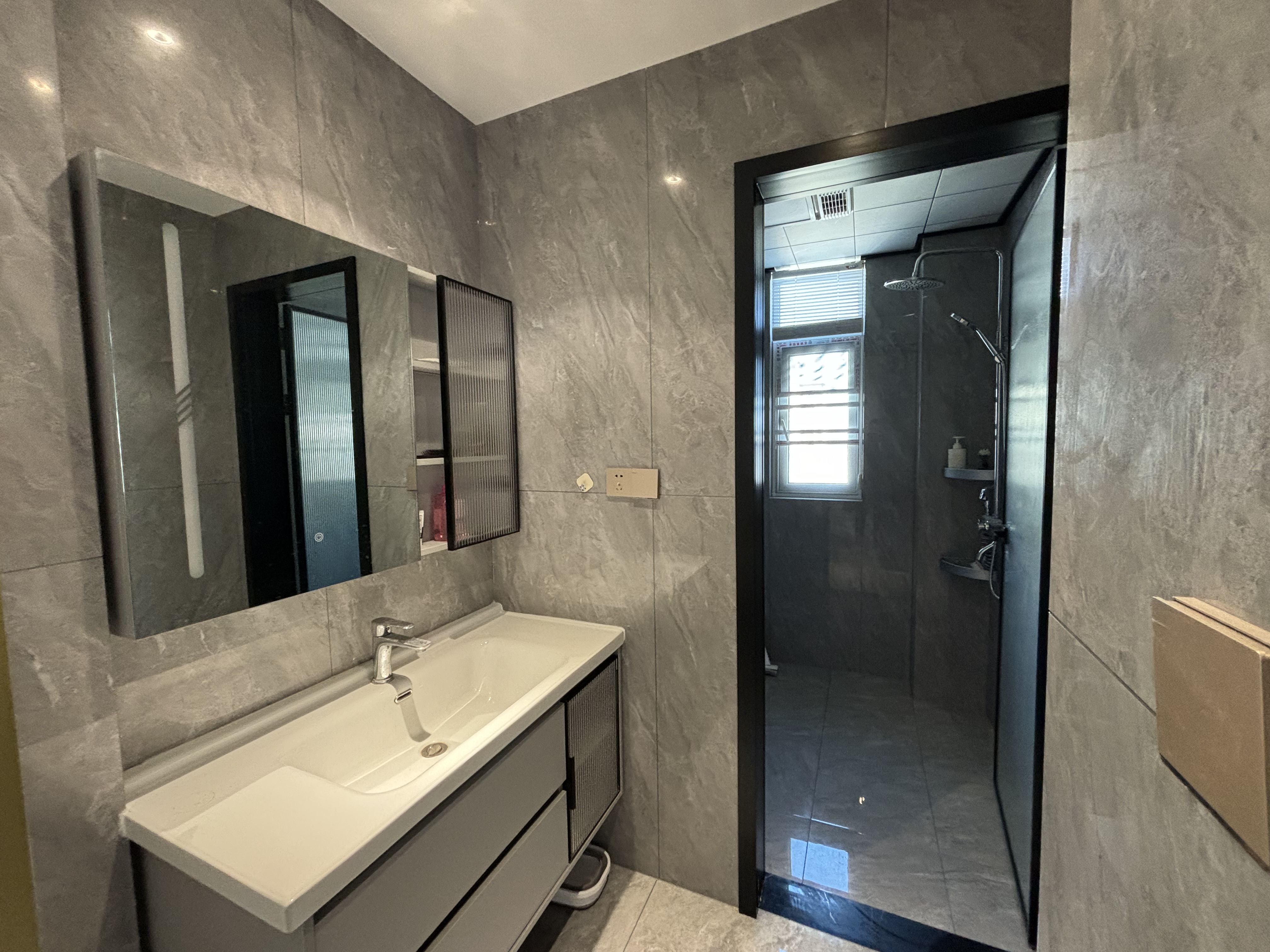 风和日丽.全新品牌装修三房.出门就是學笑.看房方便