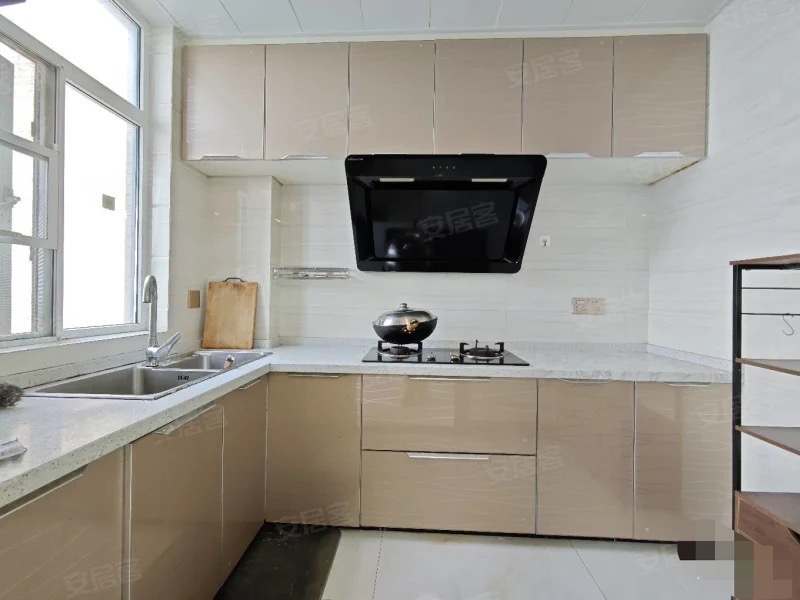 一中正对面，上苑一品，精装三房，单价4字头，带车位.南北双阳台，三开间朝南，全屋中央空调，电梯好楼层，