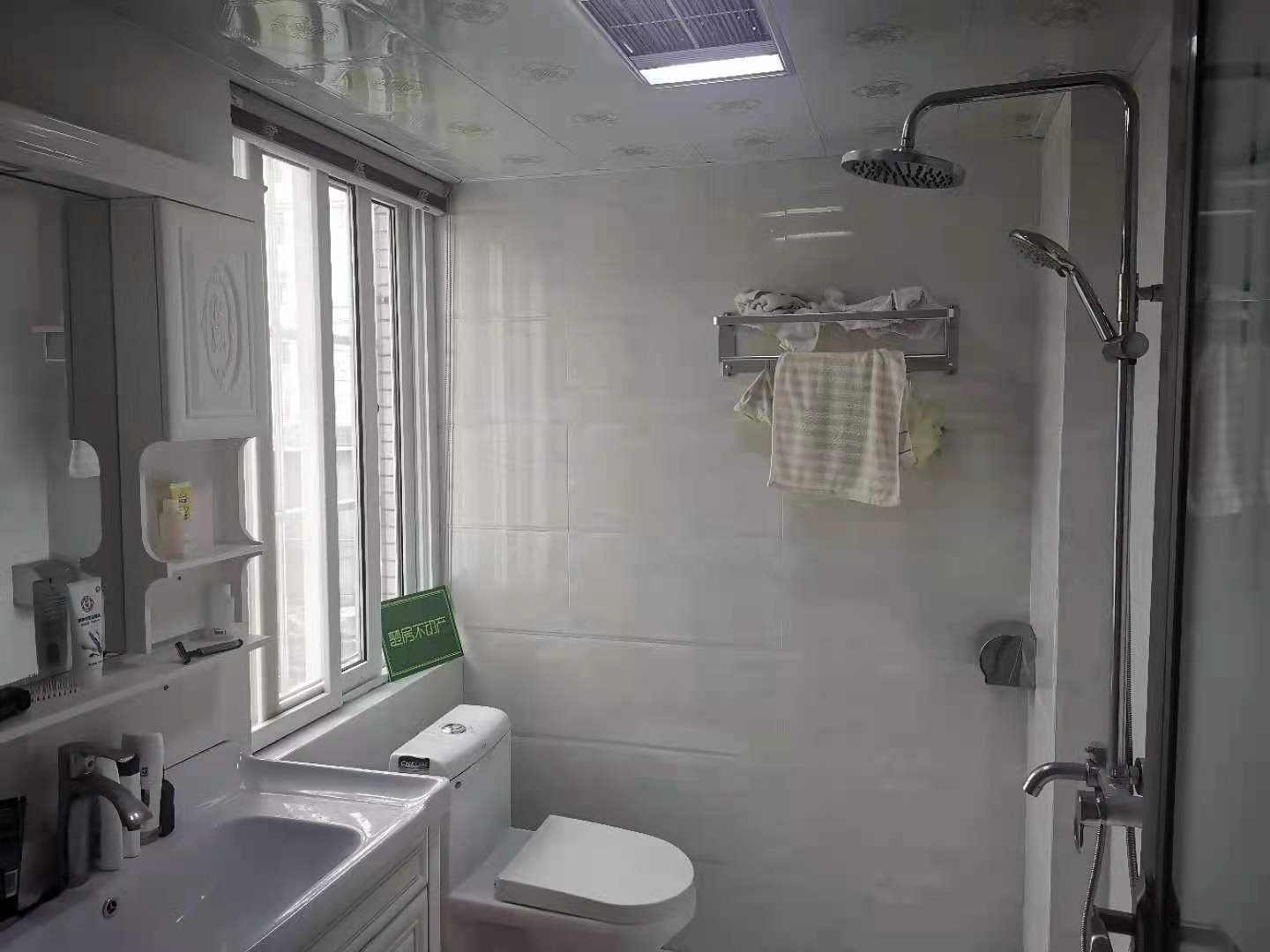 城市丽景全新精装三房两卫，带超大露台证满二诚意出售！