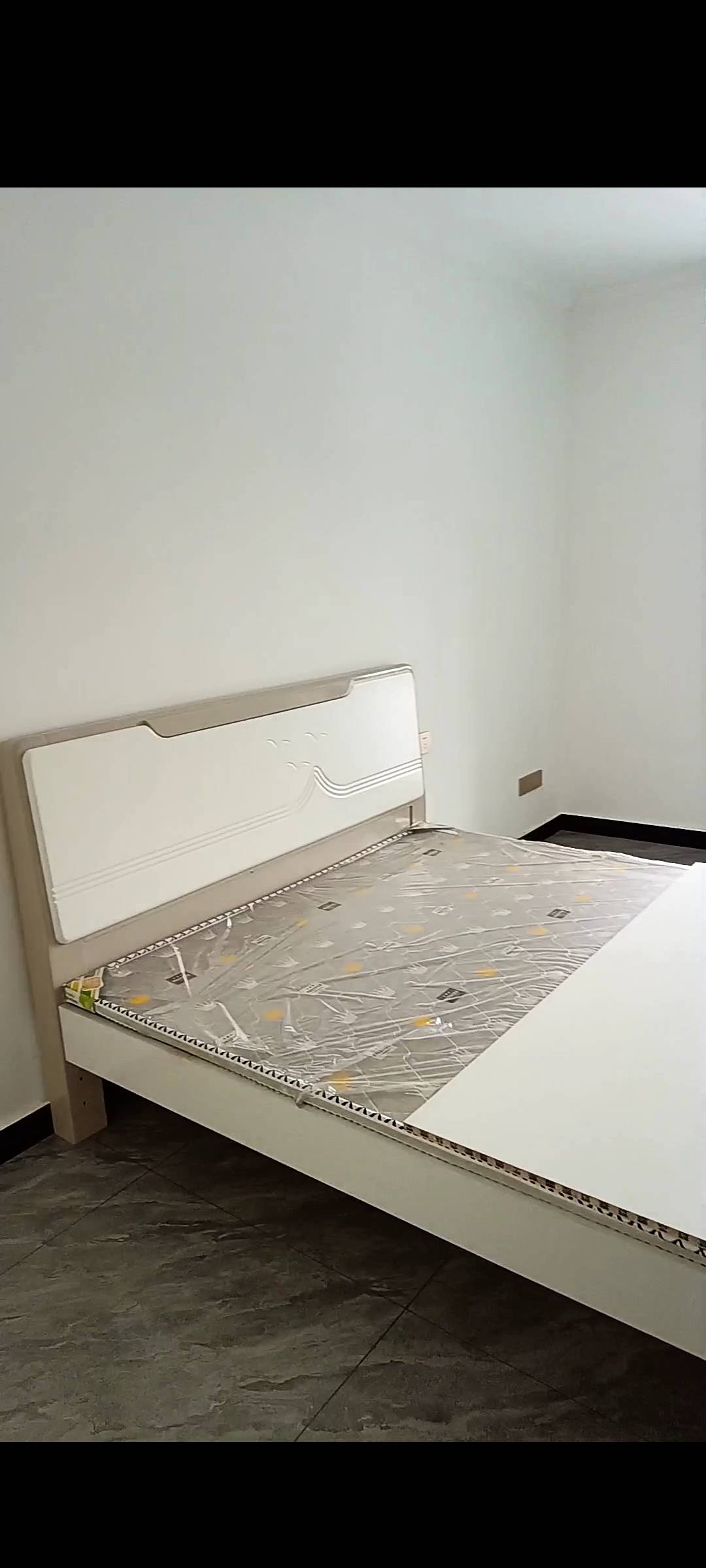 房东直租无中介费，全新的三室两厅两卫一厨，家具家电齐全全新，拎包即可入住