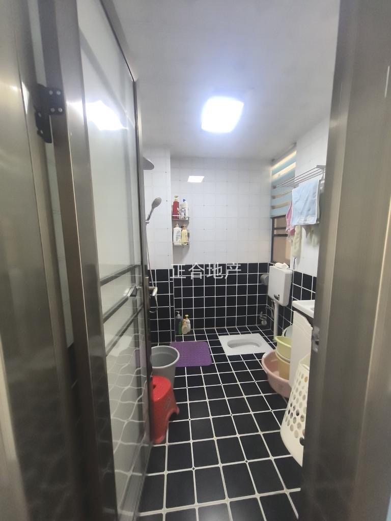 城东，精装三房，装修成色新。电梯小高层，好楼层，单价4860，满五