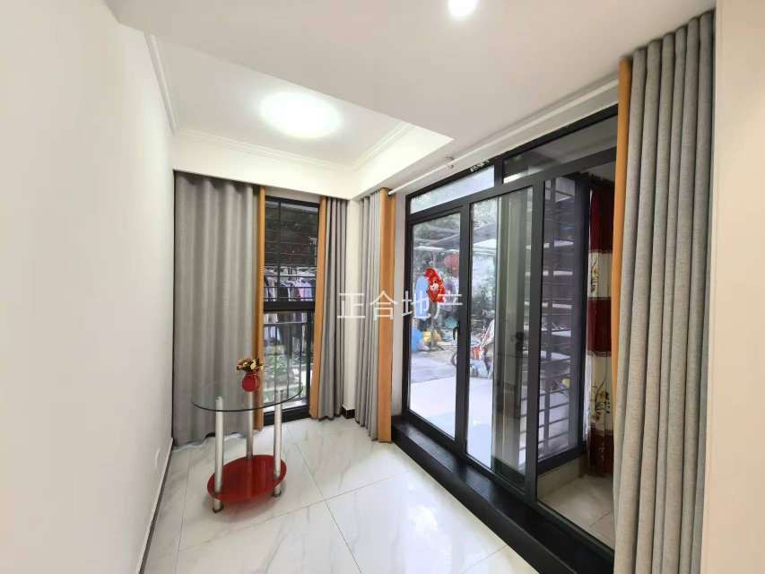 元泰清华园，出门就是新三中，精装三房，老证，保养成色9成新带院子，南北通透