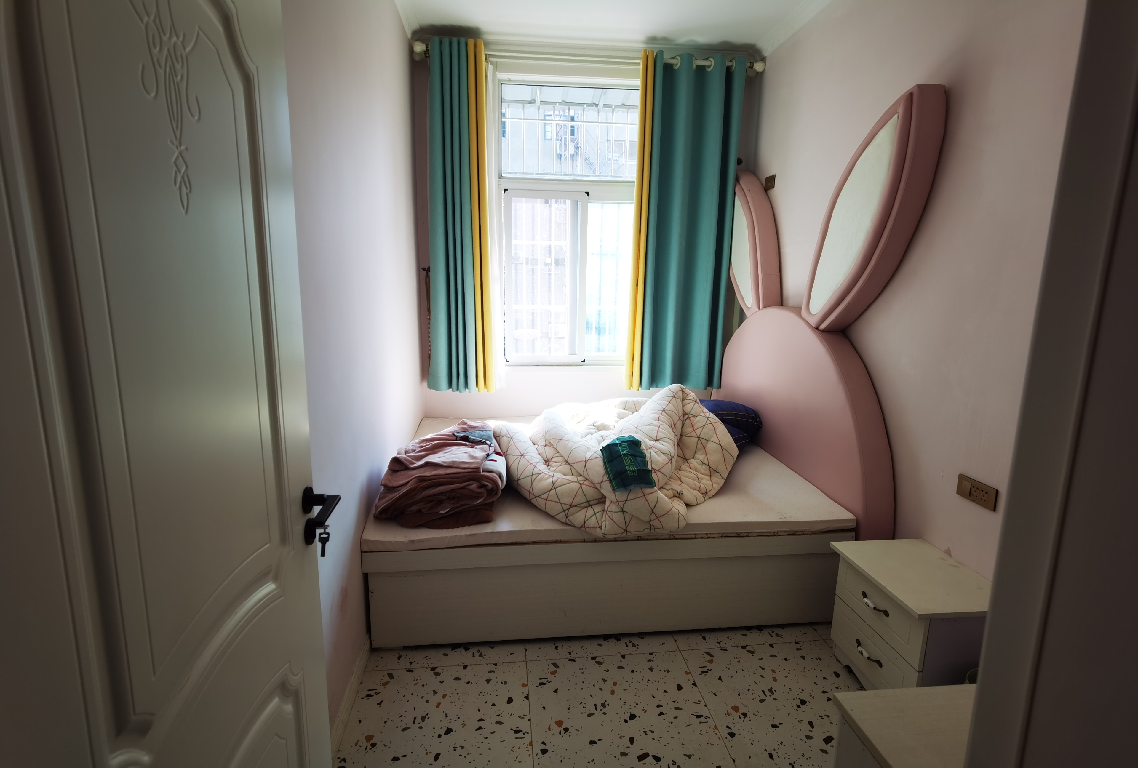 世北春精装四房刚刚装修半年都没怎么住过诚心出售