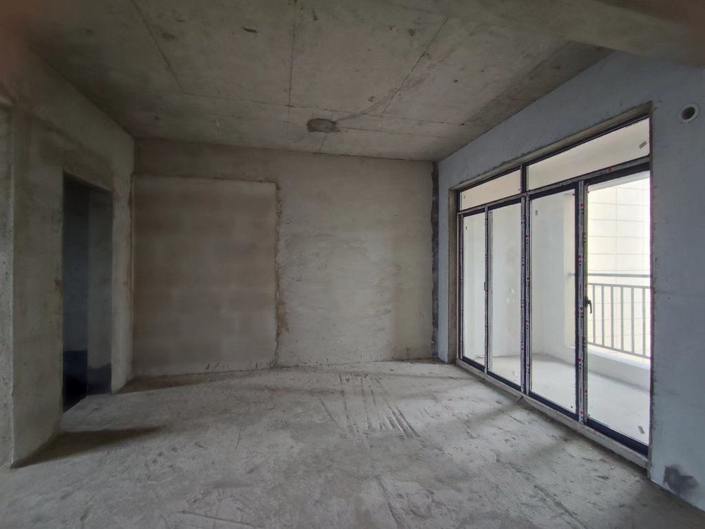 环球广场.毛坯三房.中间楼层.看房方便