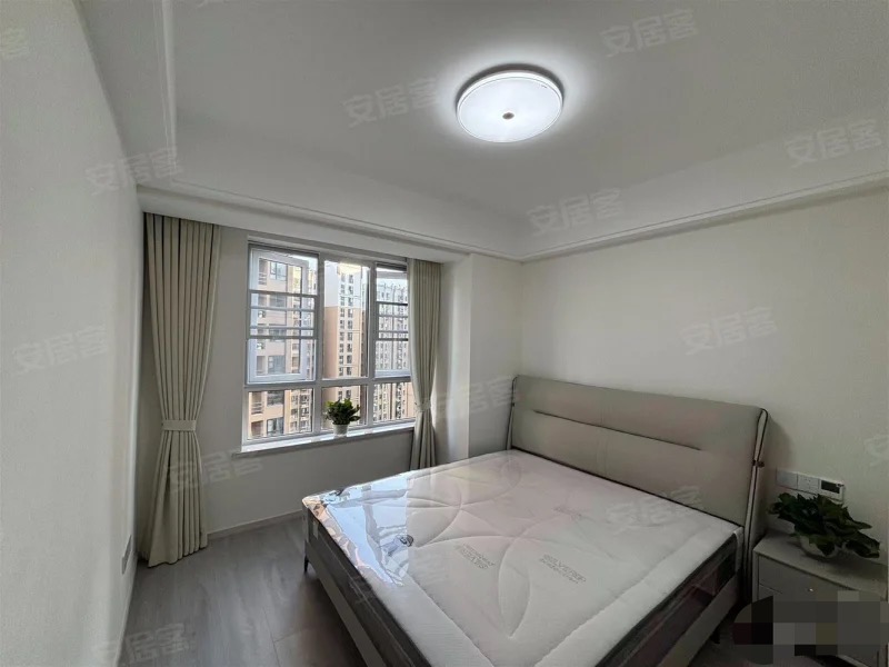 城南，沔阳公馆，电梯13楼，老证，精装三房二卫，业主诚心出售