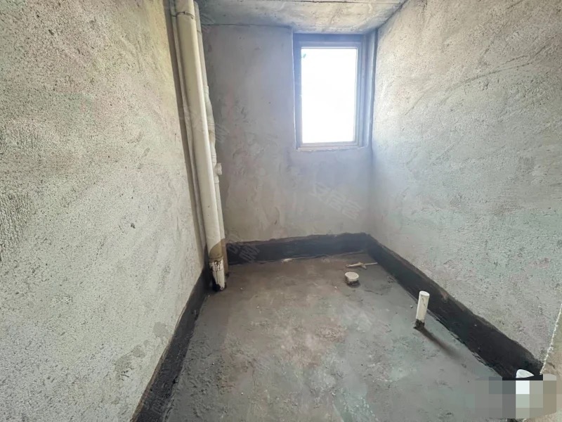 284，城南，吾悦旁，单价2900，电梯房，毛坯三房，中间好楼层，证件齐全，33万