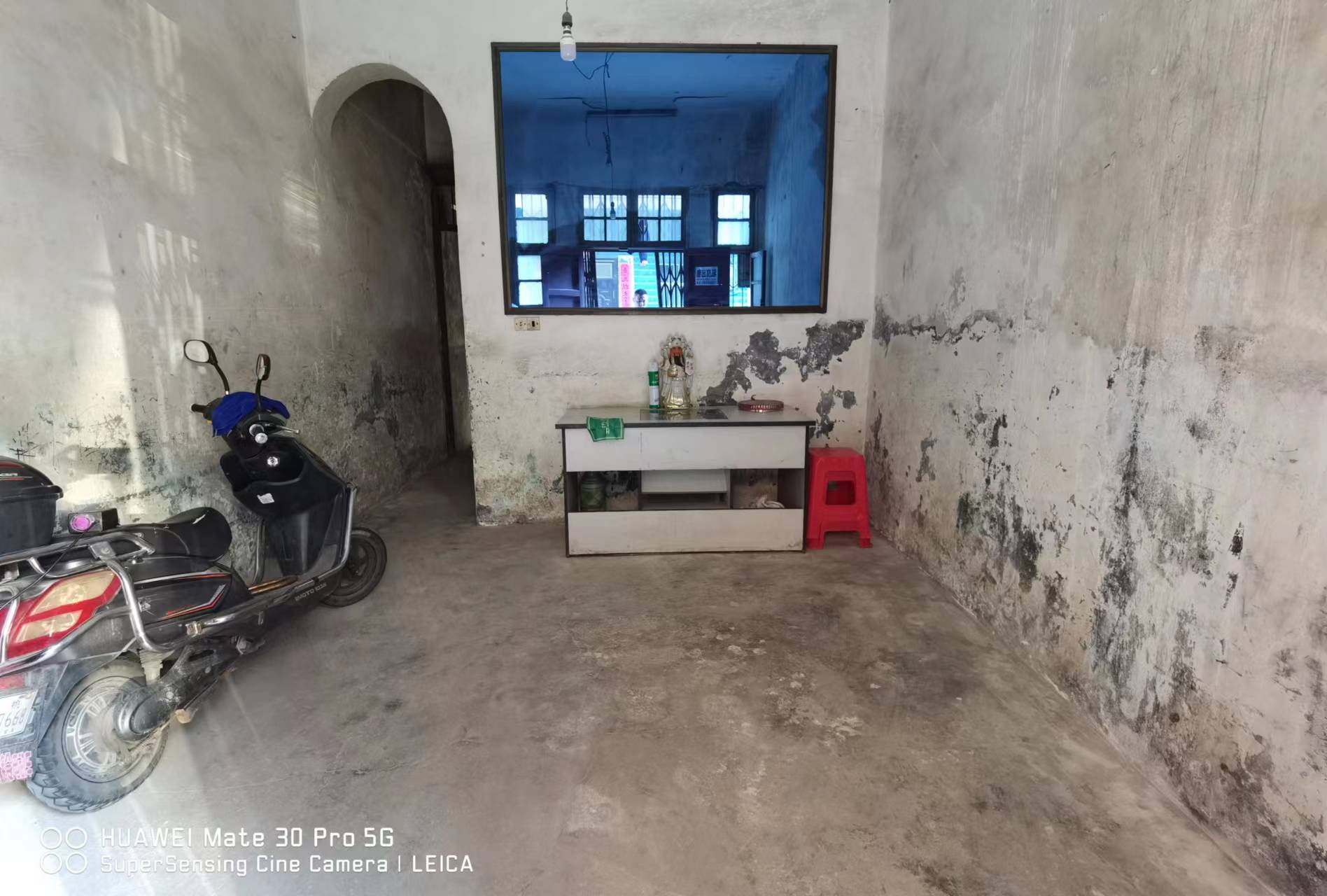 步行街旁私房两杆三层生活配套方便需要装修一下看房方便带露台带院子