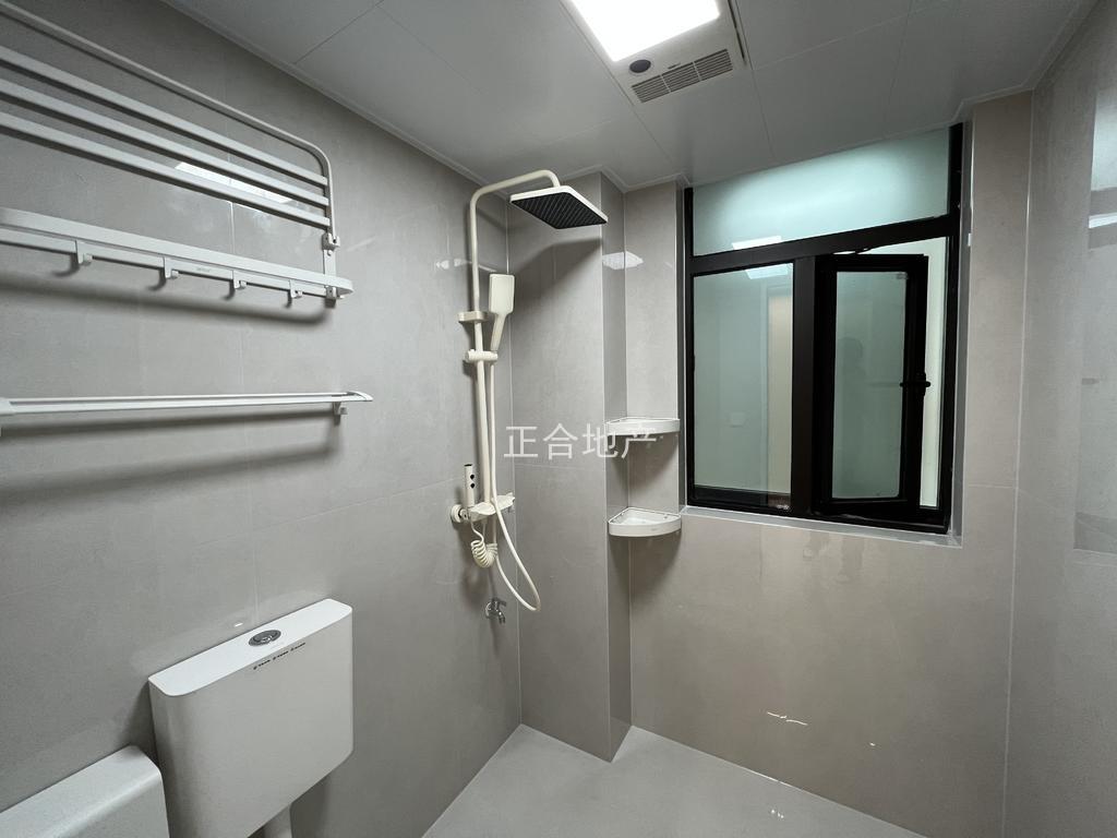 城南。御湖世家。好楼层电梯12楼。全新精装三房二卫，证满二，送车位