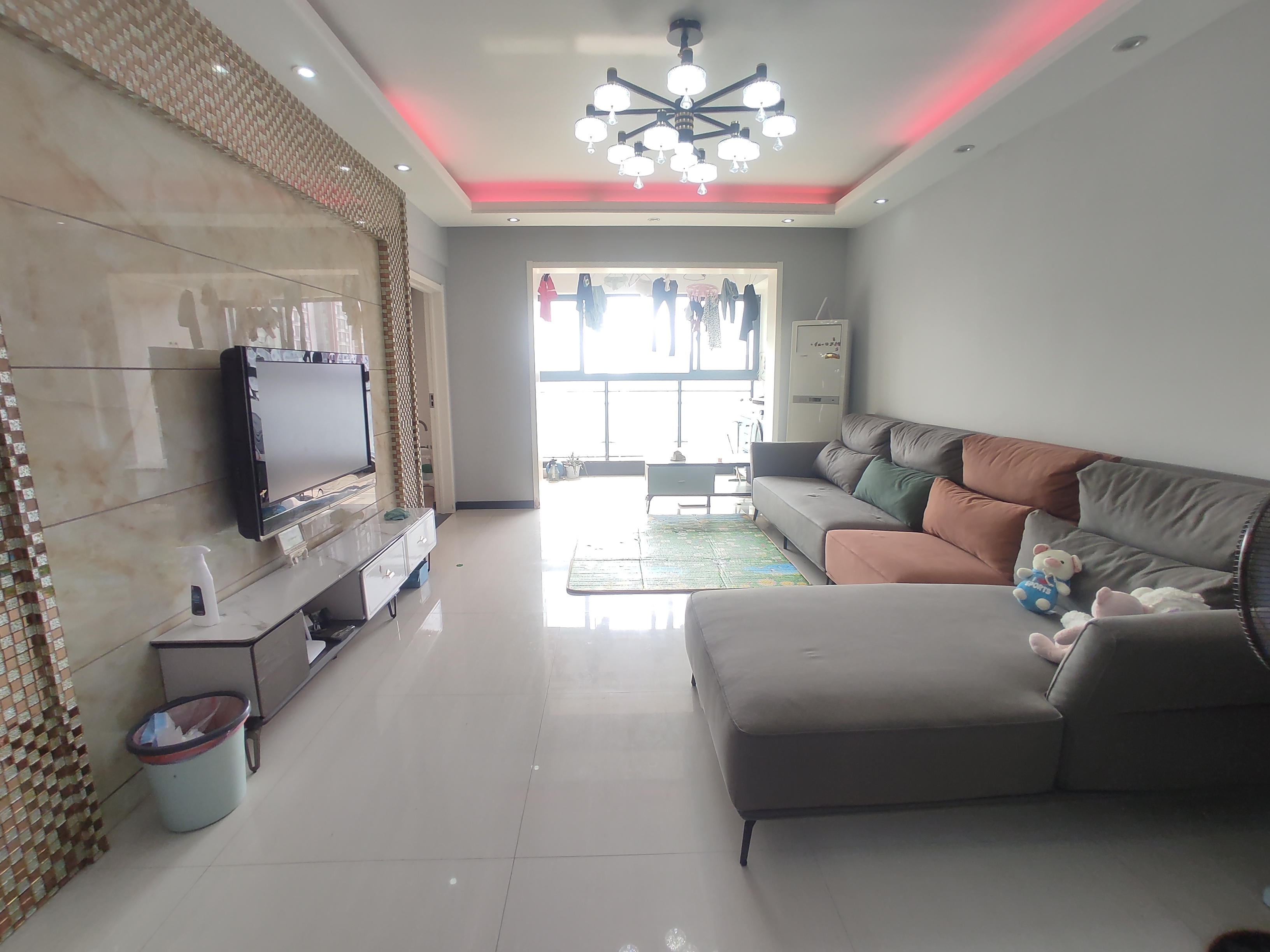 福星城.精装三房.房子这两年重新装修了的.证件满五.看房方便