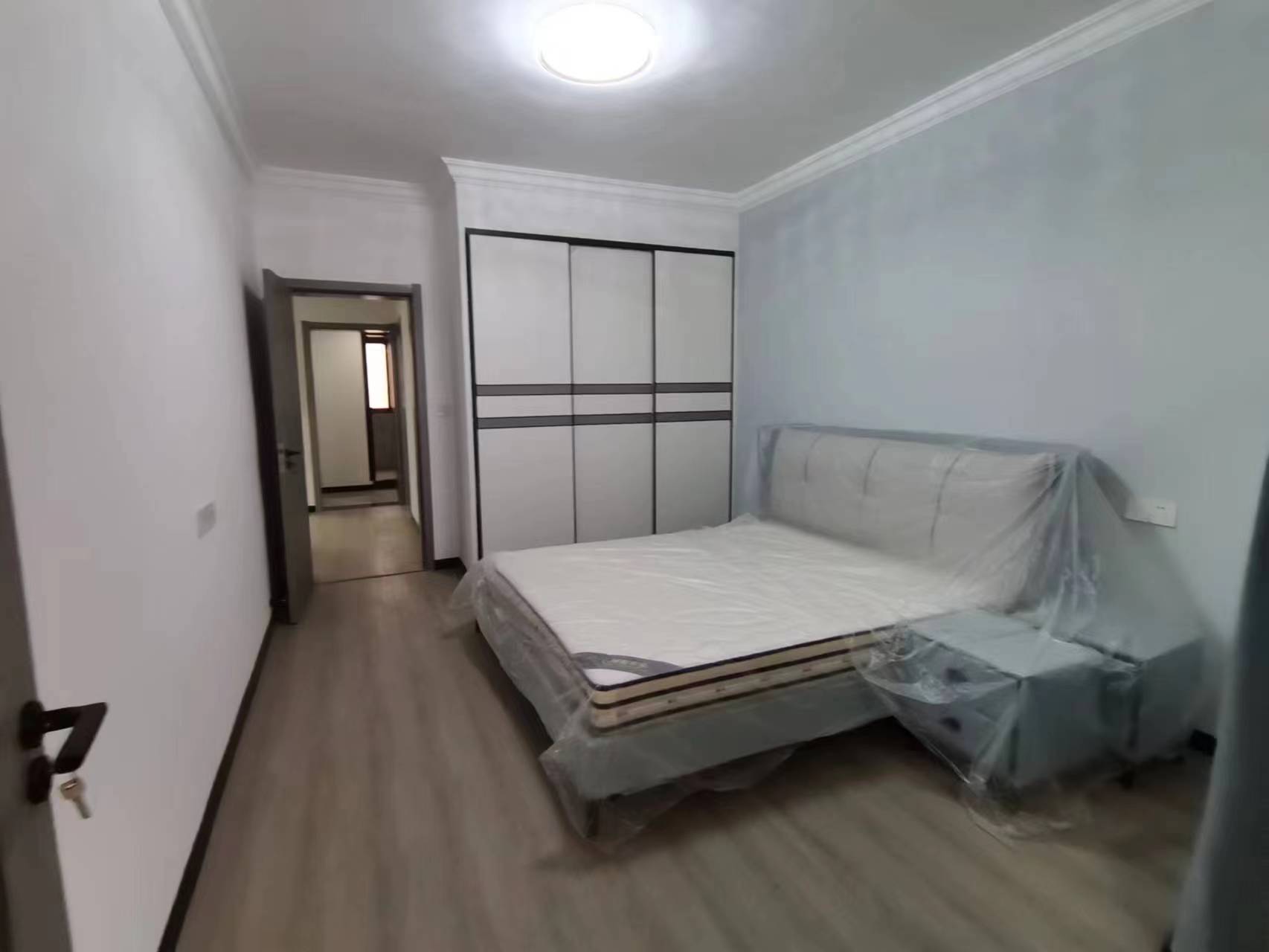 一建宿舍商城附近三钟旁边热闹凡华的位置全新装修