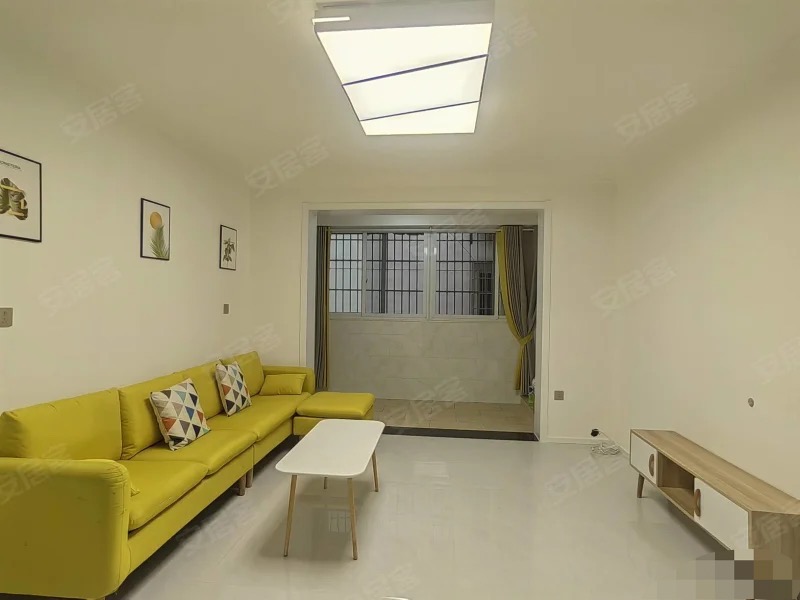 城南步梯二楼，精装大三房，单嫁2900，手富1个，月供1300，房龄新有院子停车