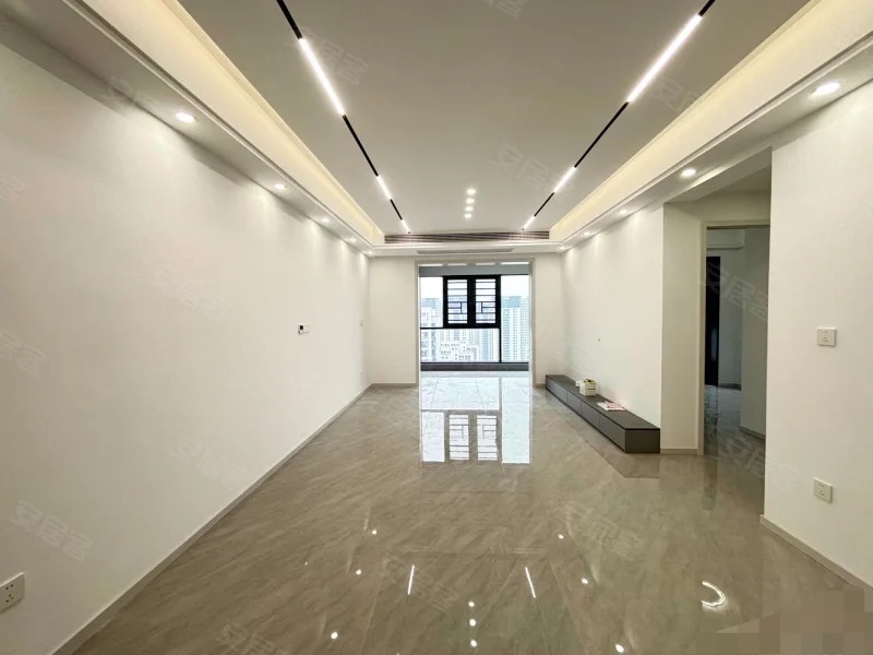 295，吾悦旁，蓝天花园， 全新精装修，三房两卫，中间好楼层，全屋中央空调，兔宝宝板材