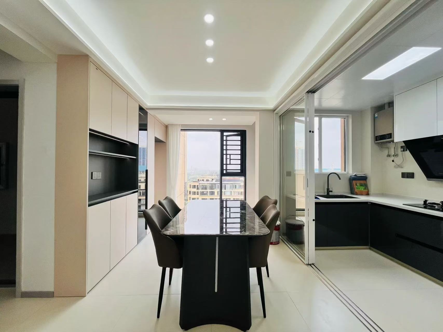 城南，全新装修，精装四房两卫，电梯11楼，南北双阳台，视野好