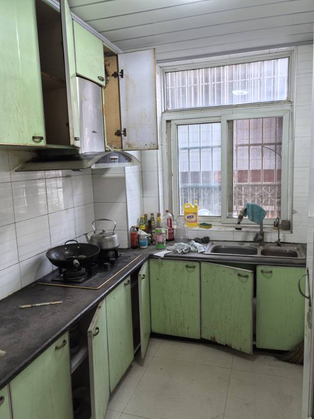 仙桃中学（沔中）附近招租：3室2厅2卫1厨1阳台，共120平，另还有18平的电动车车库。