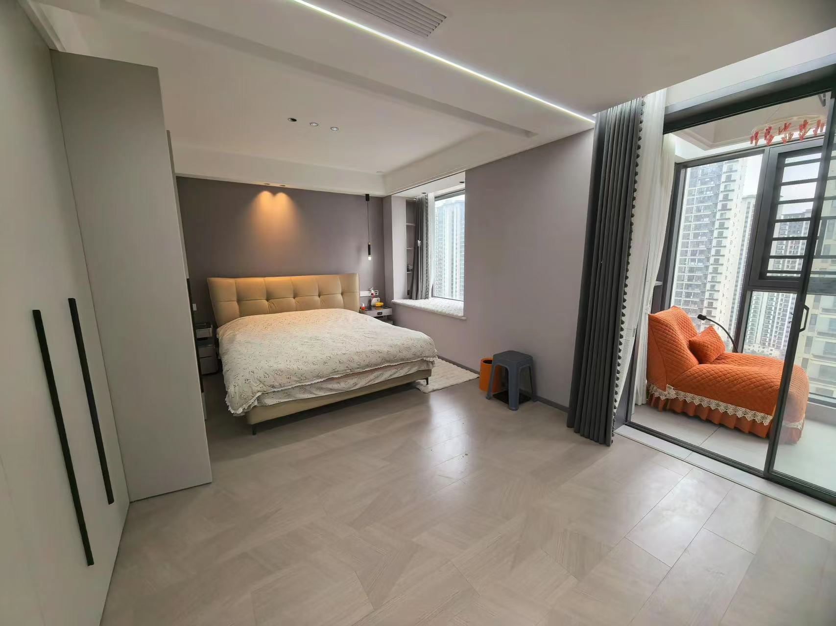 亏本出售，捡漏！风和日丽，精装三房，带一个地下车位，好楼层，证满二年，