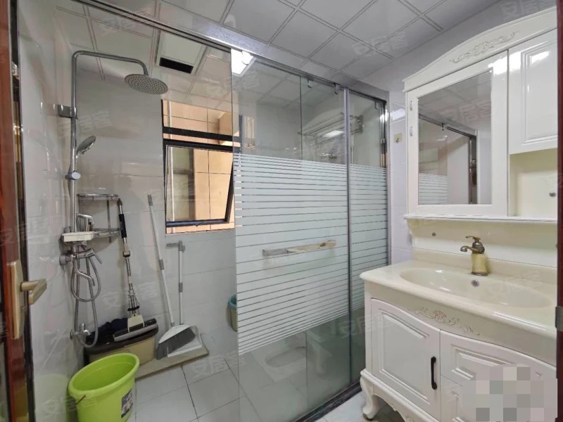 老三中旁，康湾一品，精装三房，单价5千多点，电梯中层，成色新