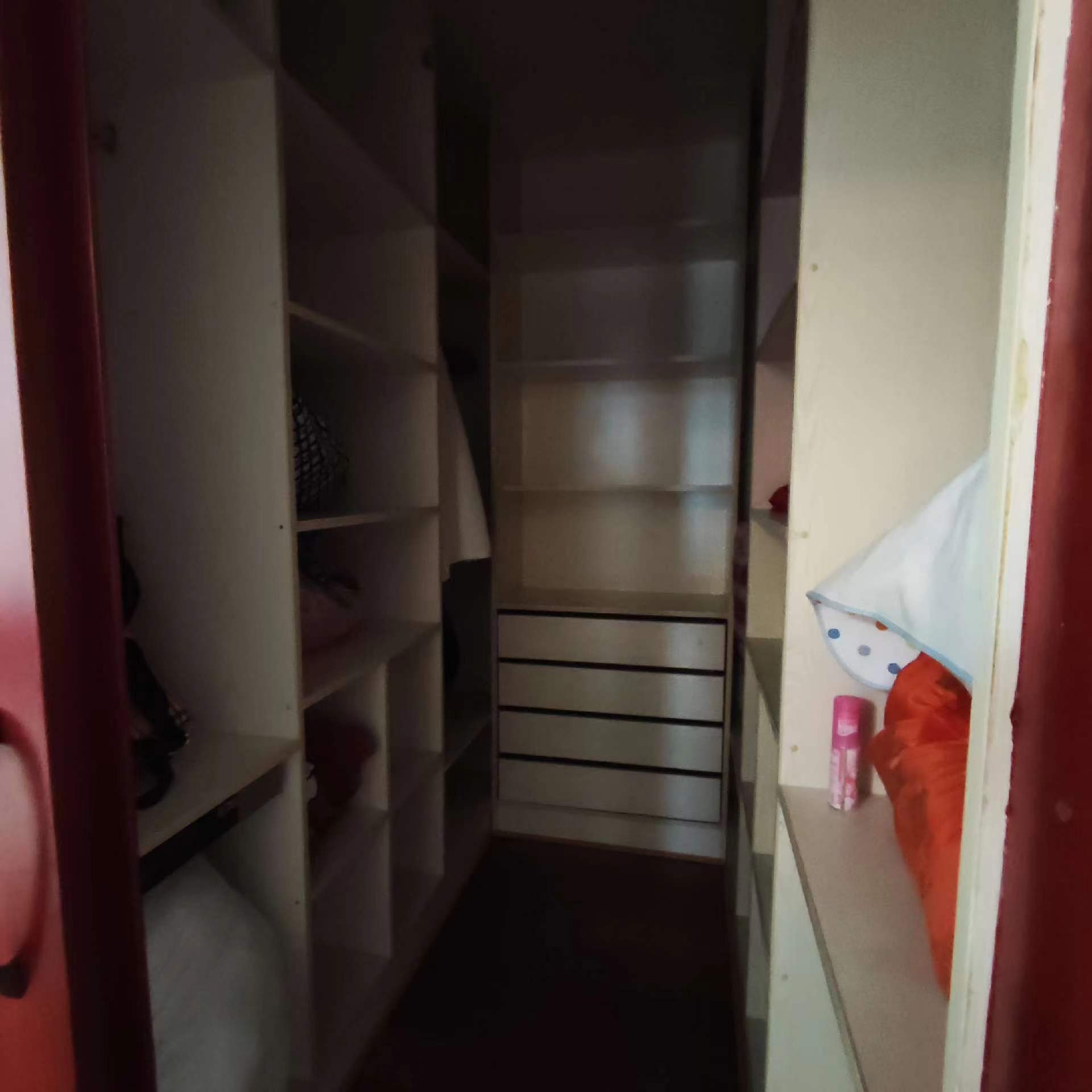 中央华府.精装四房.房子成色新.下楼就是學笑.看房方便