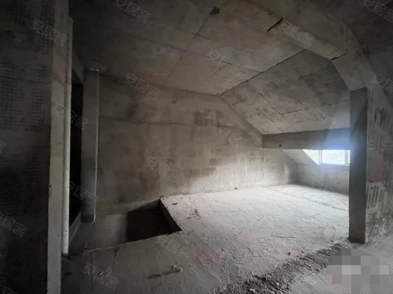 银浮领秀城，楼梯和现浇已弄好，带地下停车位电梯洋房，复式大平层，实际面积300多平，证满二，南北通透双阳台，四开间朝南，