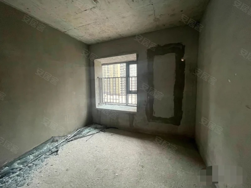 亏本急售，蓝天白云，边户，单价6000，还送车位，电梯好楼层，捡漏