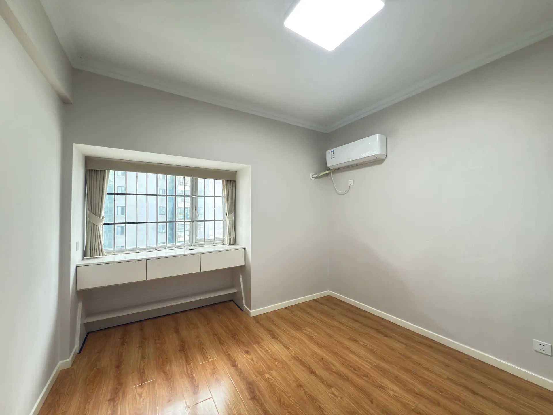 捡漏，武商旁，电梯小高层，电梯精装四房，家具家电全送，单价4300。