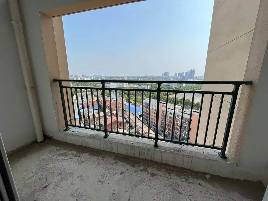 捡漏，单价2800电梯房 ，好楼层 ，毛坯4房， 好楼层