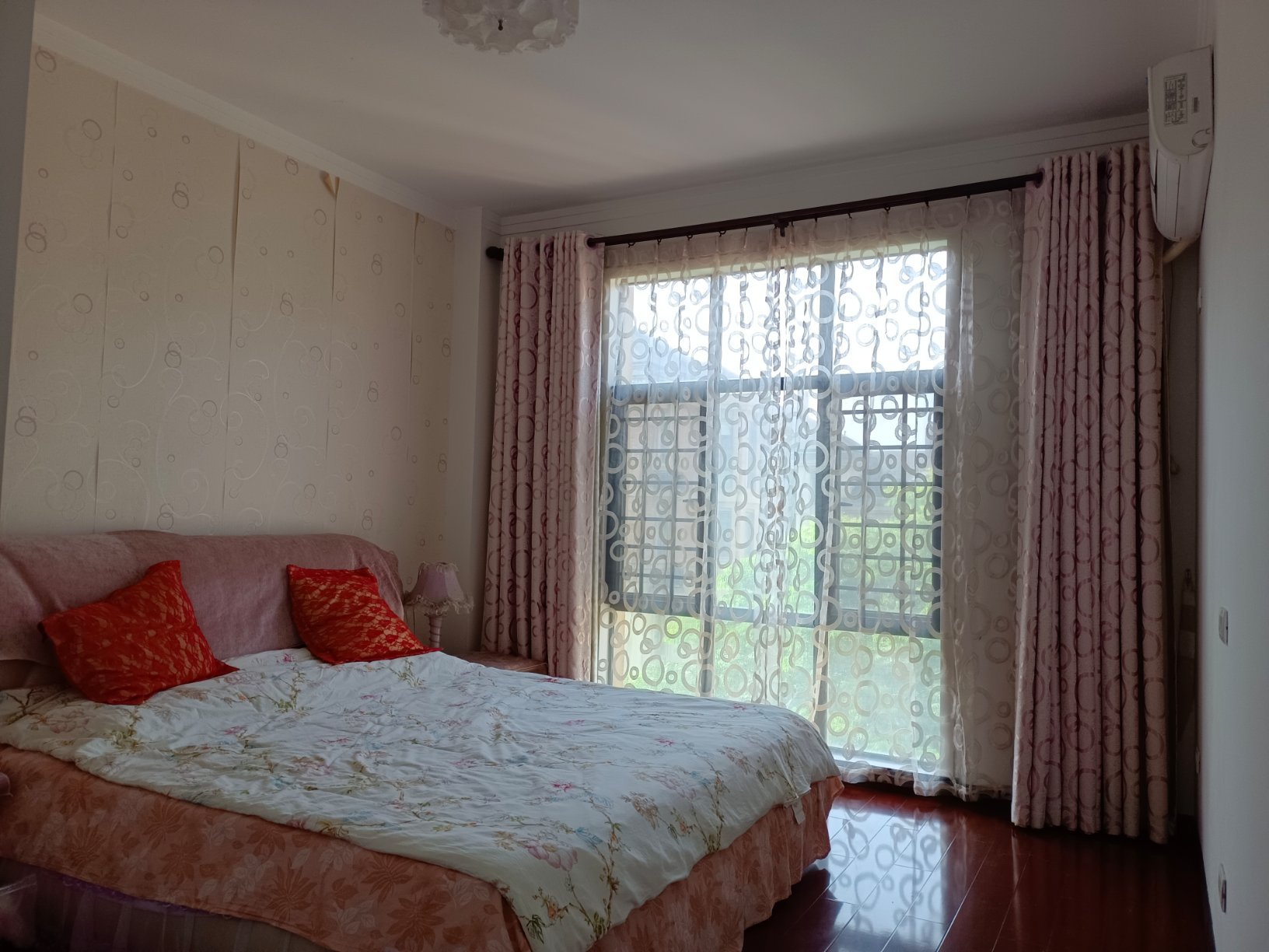 复式小洋房， 阁楼装修精致，李小双运动城对面