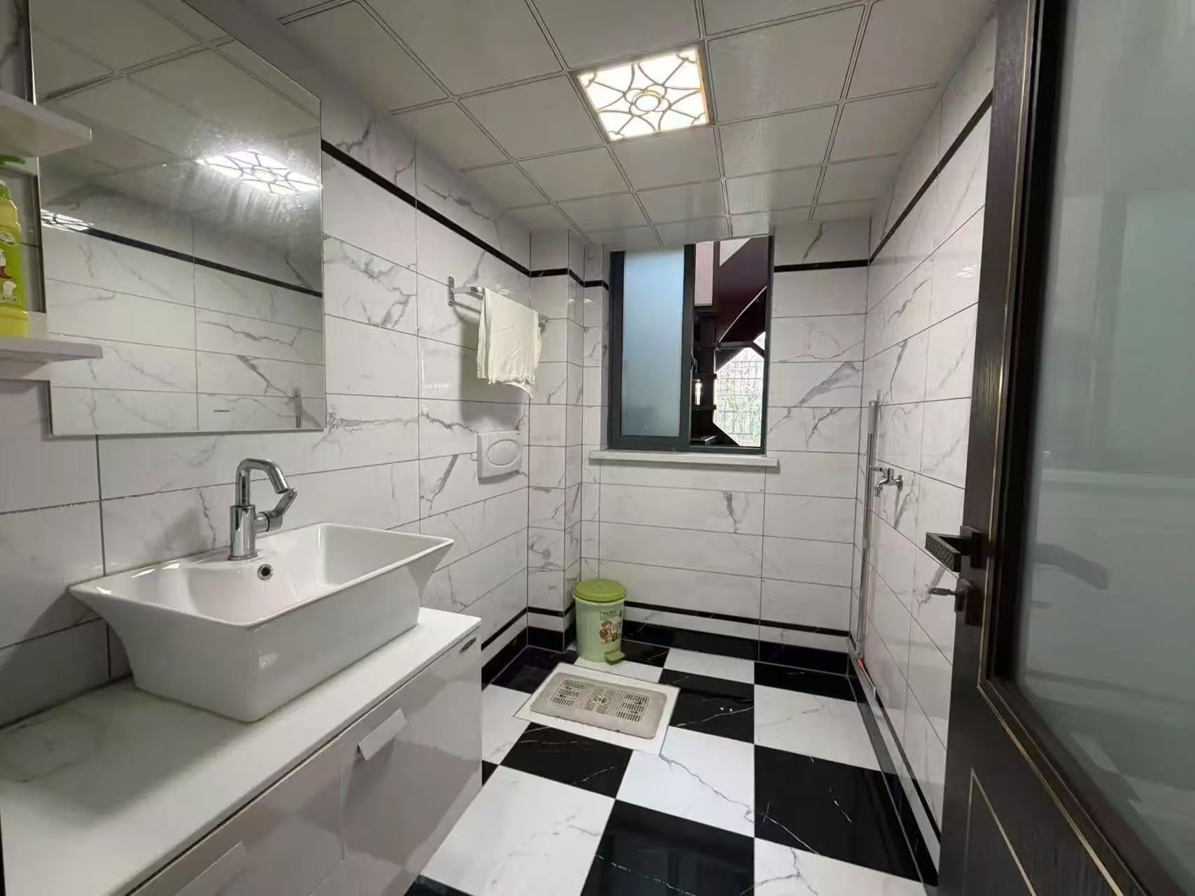 绿地香格里拉，豪装复式，五房四厅三卫，带院子、车库和路面车位，房东诚心出售