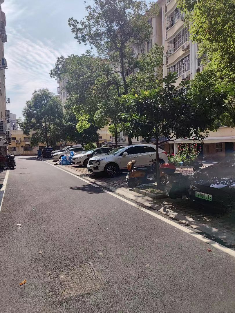 德政园枫丹苑.精装三房.证件满二.中间楼层