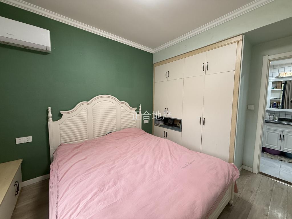 诚心出售，新城一号5期，洋房，精装三房，成色新，南北通透，户型好，证满二