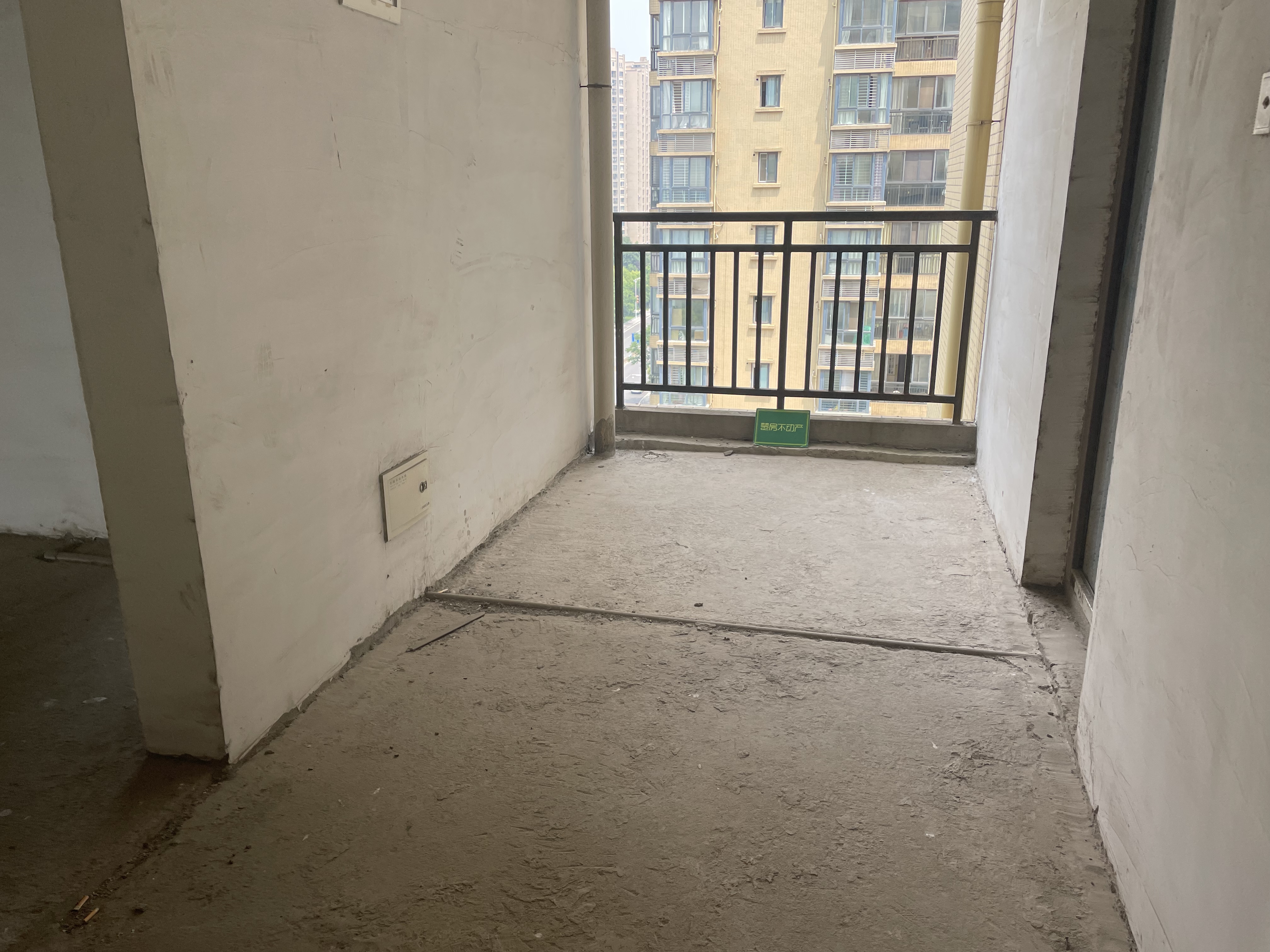 三丰鼎城毛坯小三房中间楼层满2看房有钥匙