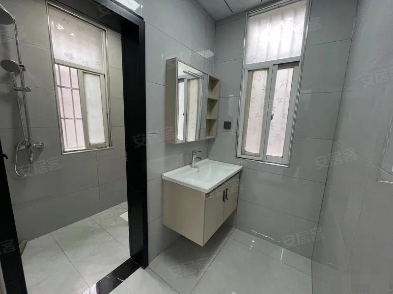 213，降价了，一楼大院子，四中旁，总价29个，大院子，有证，超大出场，采光好