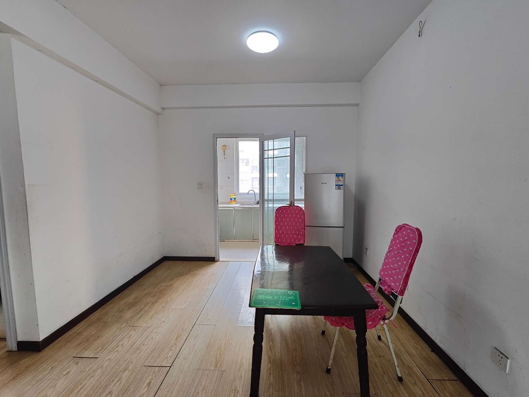 买它准没错了，东边50米三中，西边100米惠优谷幼儿园，往北300米沔小！汉江景苑小高层非常稀缺的精装三房两卫，