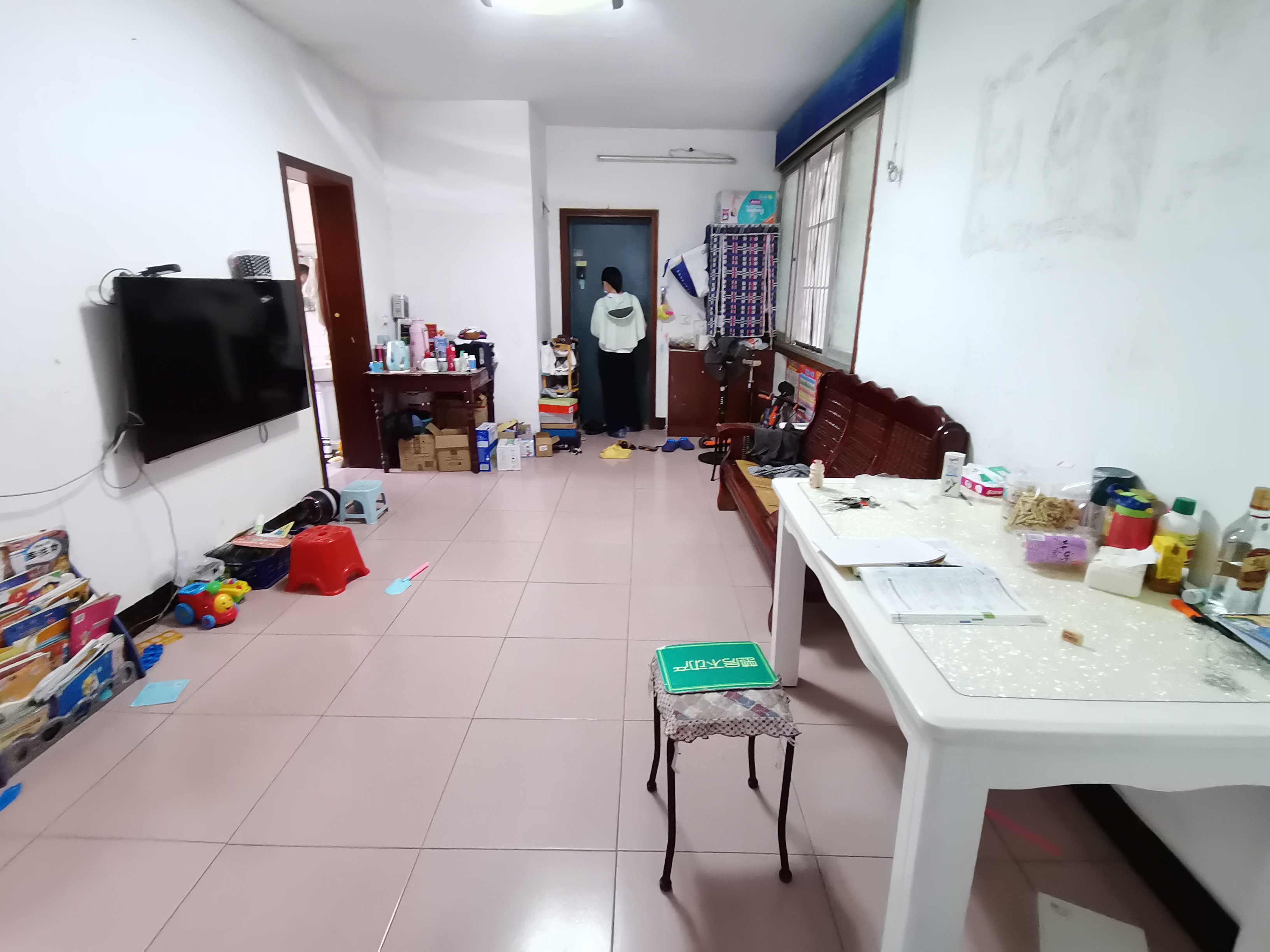 粮油商行小区东城国际旁边简装两房房东诚意出售