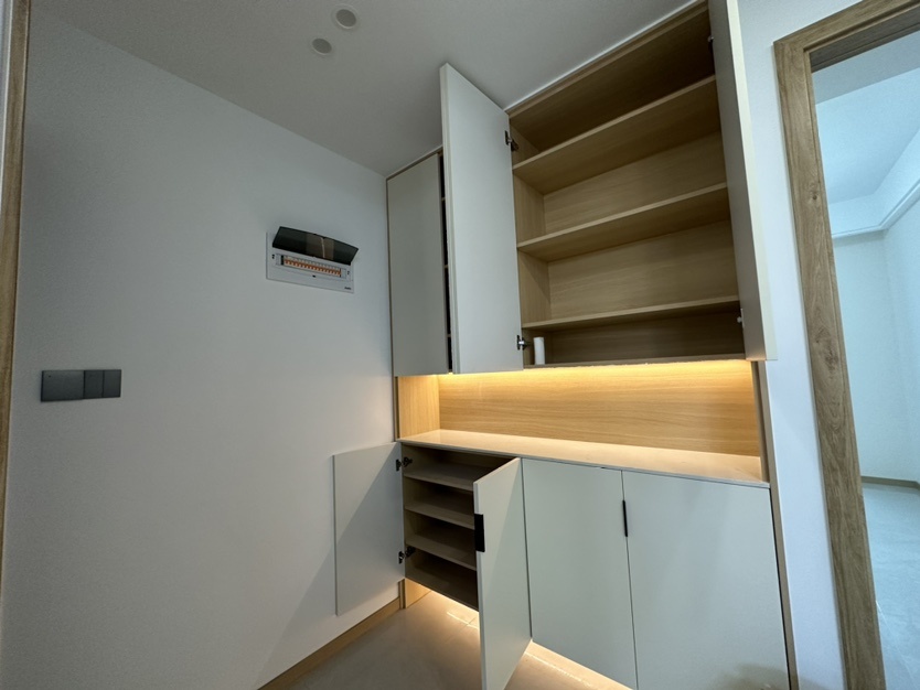 急卖，沔州晓学里，带电梯，单位宿舍楼，好停车，全新装修，顶楼上面还有一层斜坡屋顶