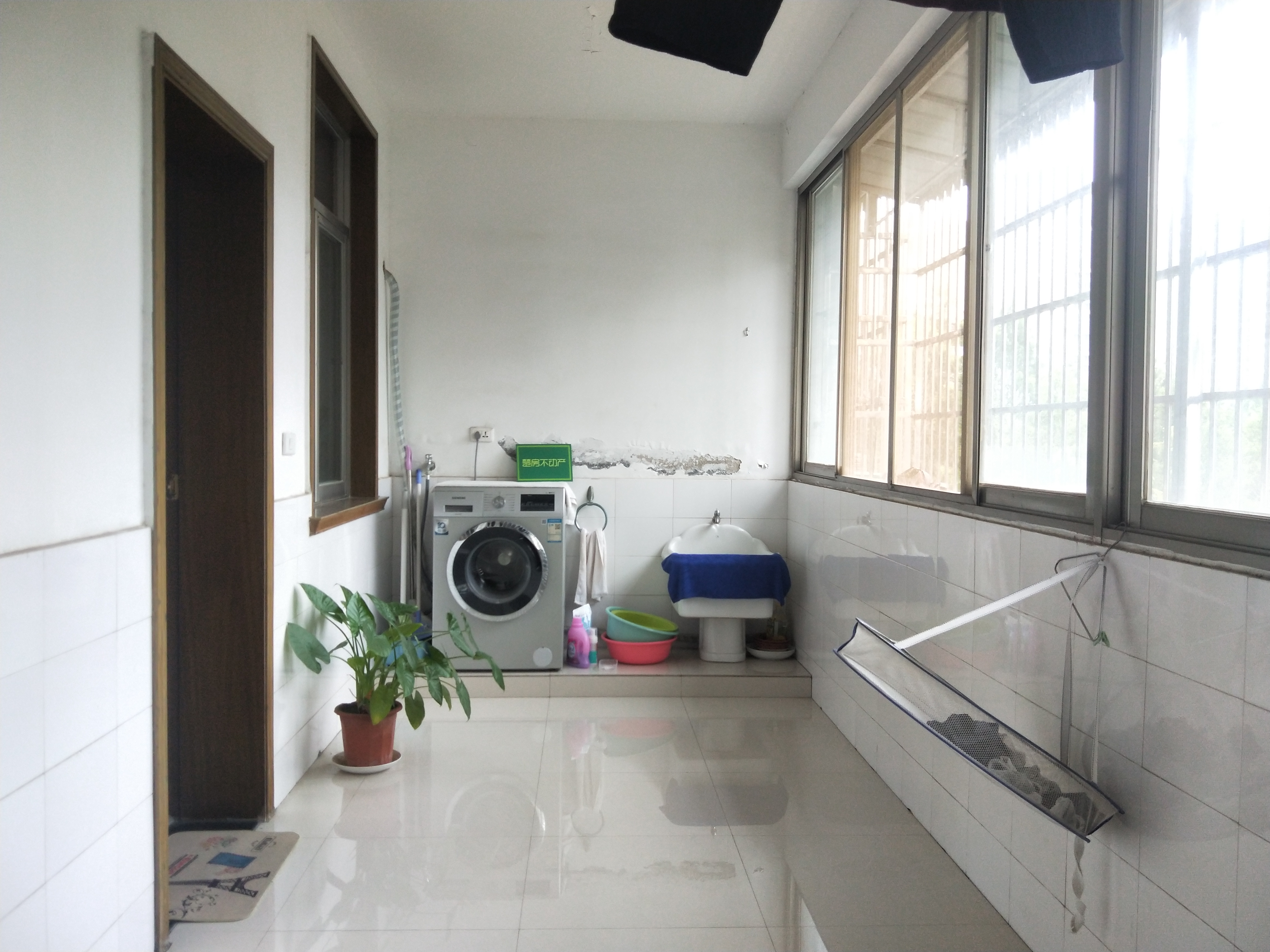 梧桐苑旁大四房四房朝南步梯好楼层保养很好风格简约可直接拎包入住