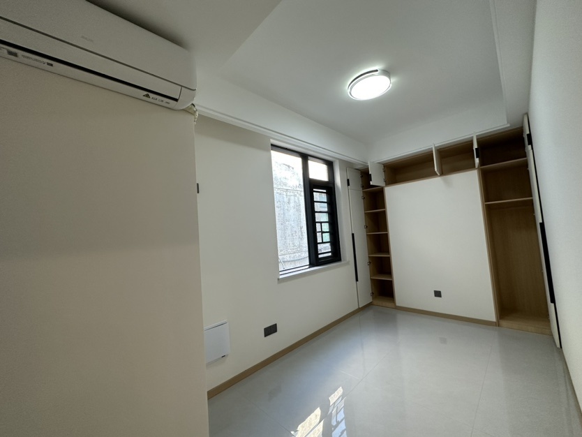 急卖，沔州晓学里，带电梯，单位宿舍楼，好停车，全新装修，顶楼上面还有一层斜坡屋顶