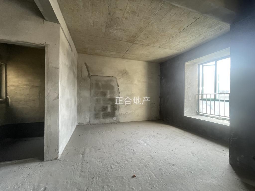 城南，新城壹号五期，电梯洋房，满两年，毛坯3室2厅2卫，南北通透