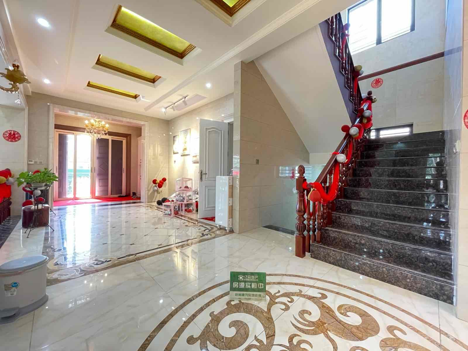 绿地尚城，du栋别墅，地面两层，地下一层，地暖空调车库都有，三面du立庭院