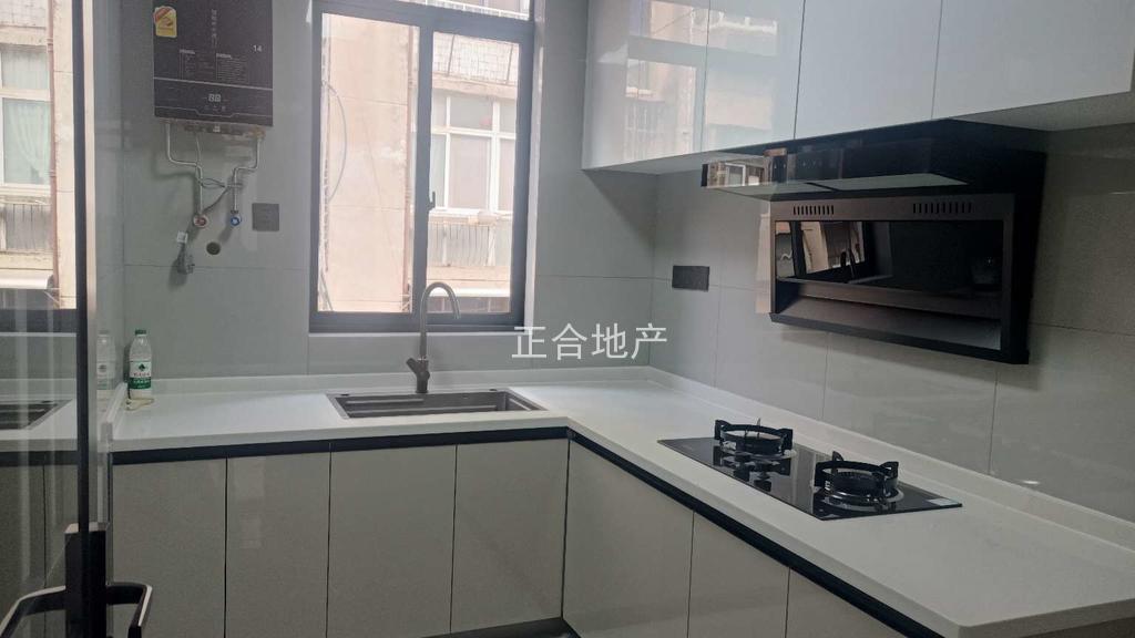 降价了，房东诚心出售，仙桃商城，楼下老三中，步梯三楼，全新装修三房两卫，户型采光好