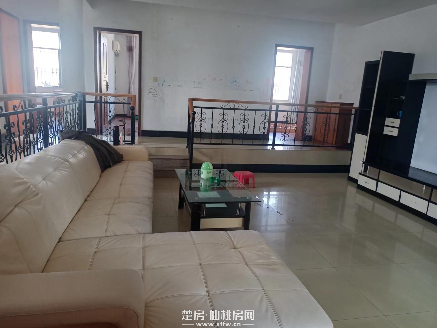 市三医院旁三室两厅拎包入住