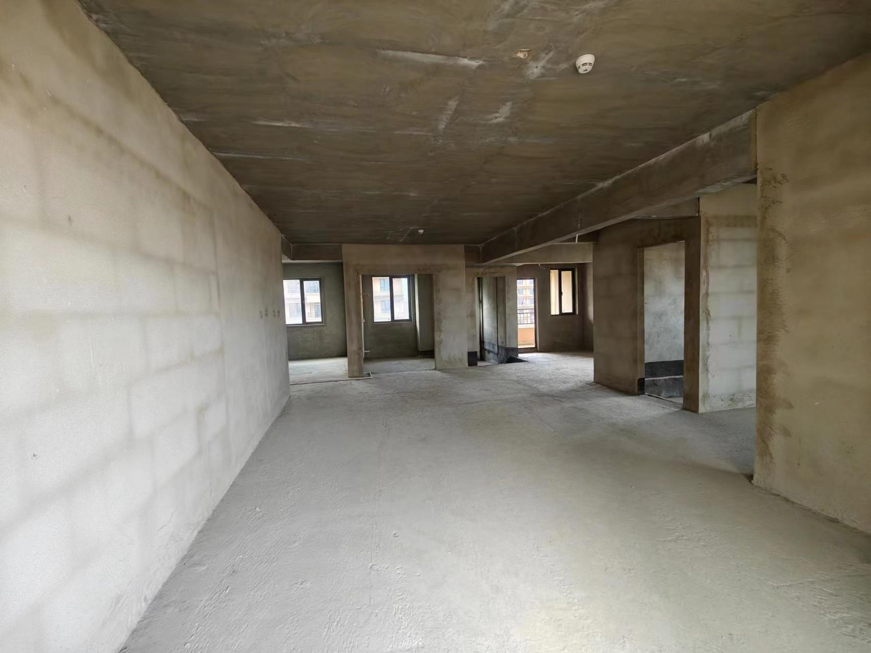 环球广场3室2厅2卫中高楼层110平米单价4000元优价出售，证件满2年