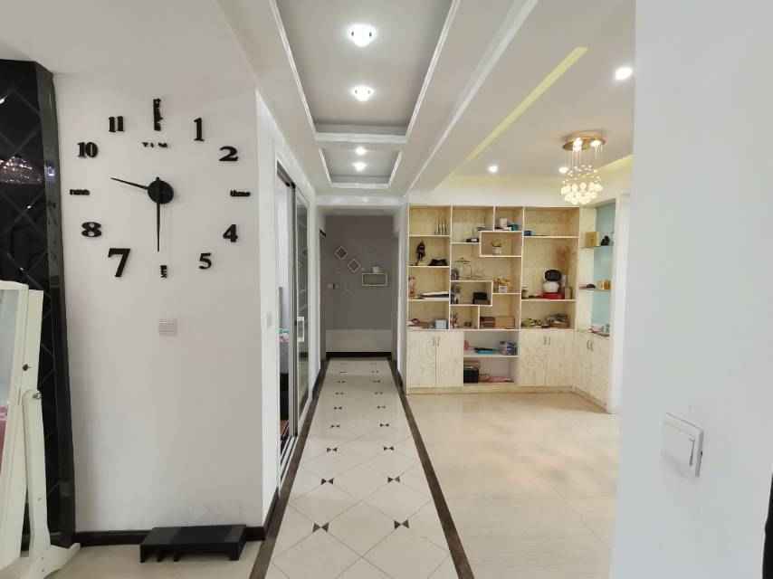 急售…绿地华庭天然氧吧，上下分层两户进出，产权面积254平米，使用面积315平米。