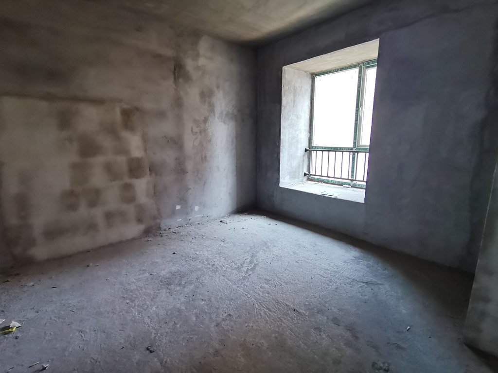 新三中对面元泰未来城好房来啦户型方正通透，娃儿上学近，业主诚意出售