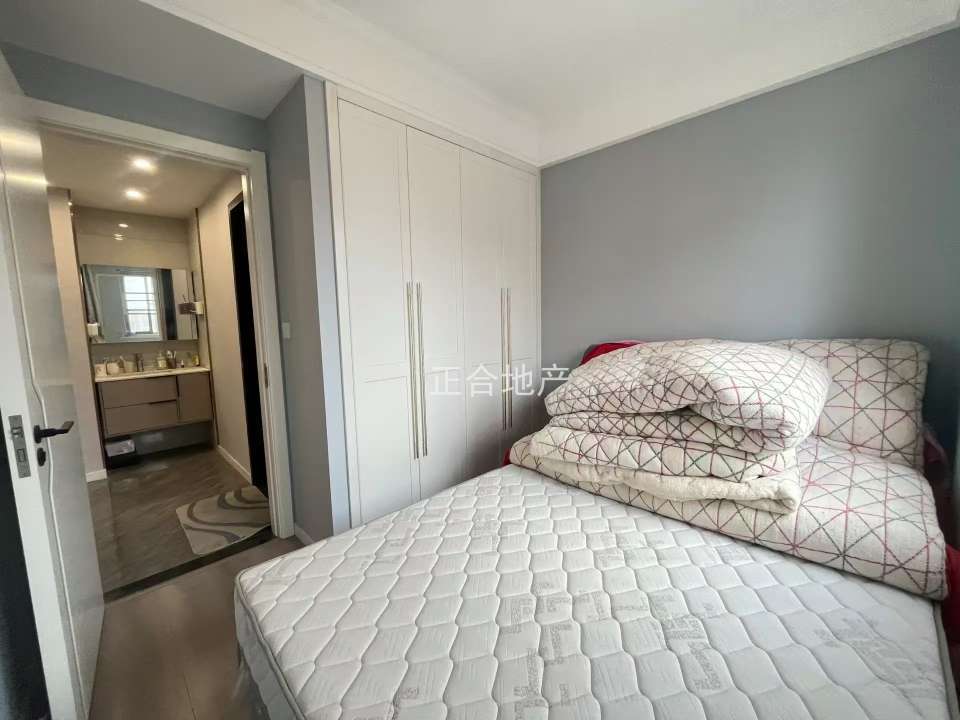 满庭春六期，边户好楼层，精装四房，保养成色9.9新，南北通透，全屋中央空调，拎包入住，证满二