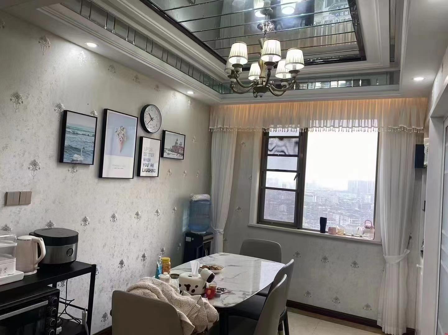 业主亏本急售，城南精装四房，配套齐全，中间楼层，南北通透，证满二